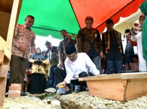 Bupati Kampar Lakukan Peletakan Batu Pertama Pembangunan Puskesmas