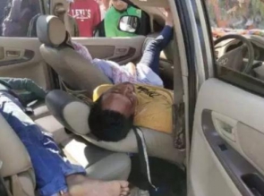 1 Orang Tewas dan 2 Tak Sadarkan Diri ditemukan di Dalam Mobil
