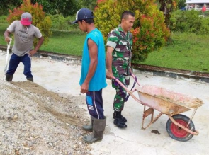 BABINSA BERSAMA WARGA GOTONG ROYONG BANGUN JALAN DESA DALAM TMMD KE 105 KODIM 0313/KPR 