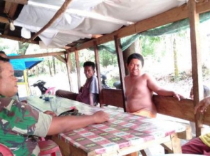 JALIN HUBUNGAN BAIK DENGAN WARGA, BABINSA KOMSOS DI WARUNG KOPI MENSUKSESKAN TMMD KE 105 KODIM 0313/