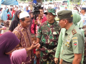 TMMD KE 105 DI BUKA, KODIM 0313/KPR BAGIKAN  PAKET SEMBAKO KEPADA WARGA