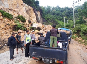 Jalan Riau Sumbar di Km 77 Longsor 