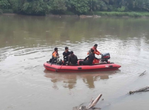 TIM SAR GABUNGAN KEMBALI MELAKUKAN PENCARIAN DI AREA KEJADIAN TENGGELAMNYA ALDO