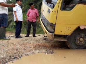 Balon Gubri Syamsuar Perhatin Lihat di Sepanjang Jalan Rusak dan Penuh Kubangan