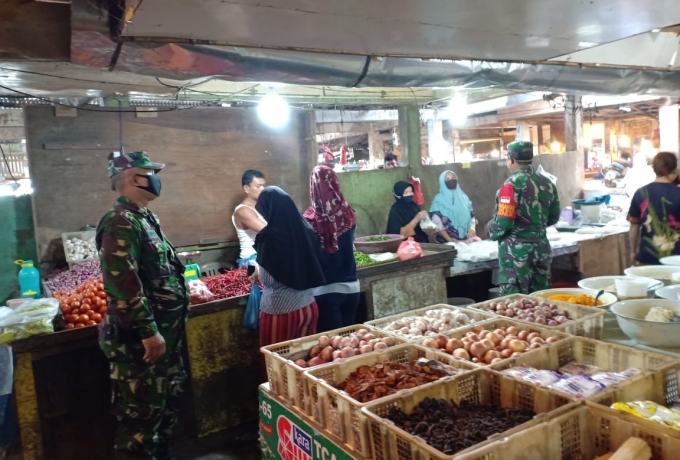Tni Ajak Warga Pengunjung Pasar Pakai Masker dan Terapkan Disiplin Protokol Kesehatan 