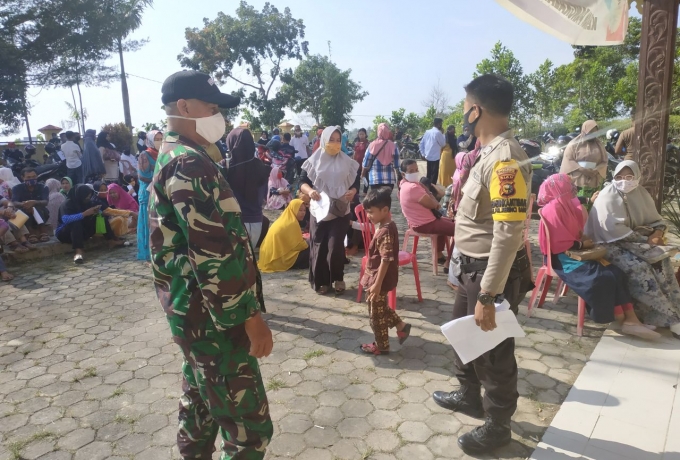 Babinsa Kodim 0313/KPR  Dampingi penyaluran BLT Kemensos Untuk Masyarakat