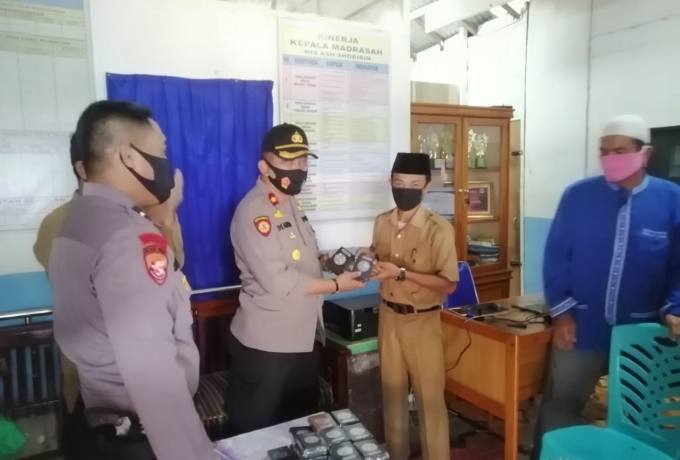 Kapolsek Tapung Serahkan Bantuan 50 Buah Al-Qur'an untuk MIS Ash-Shobirin Desa Tanjung Sawit