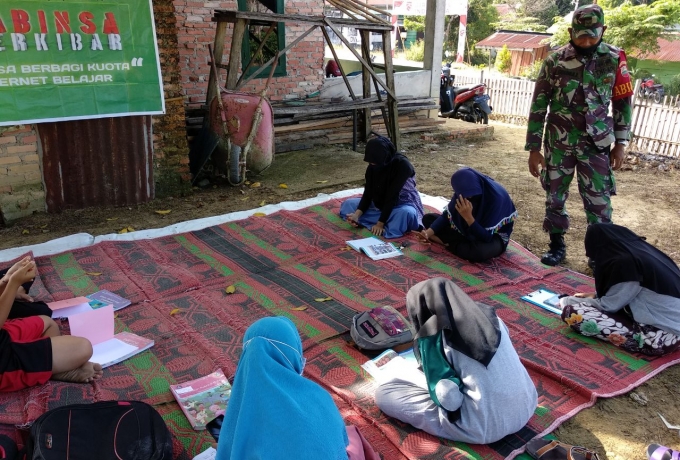 Babinsa Kodim 0313/KPR Siapkan Fasilitas Internet Dukung Program Belajar Daring 