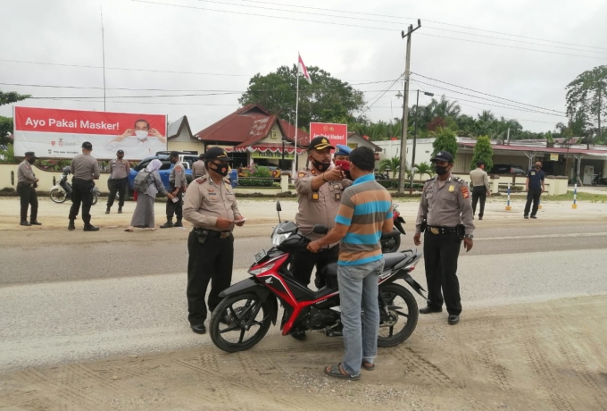 Polsek Tapung Hari ini Bagikan 500 Masker Kepada Masyarakat