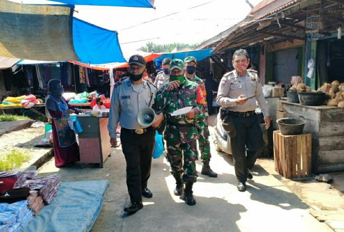 Babinsa Kodim 0313/KPR Lakukan Penegakan Disiplin Protokol Kesehatan di Pasar Desa Aliantan
