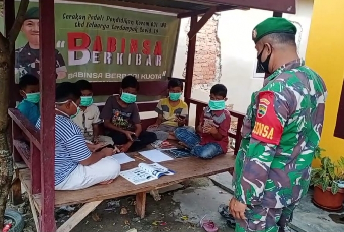 Serda Agusman,  Babinsa Kodim 0313/Kpr Berbagi Jaringan Internet Untuk Anak Warga Kurang Mampu
