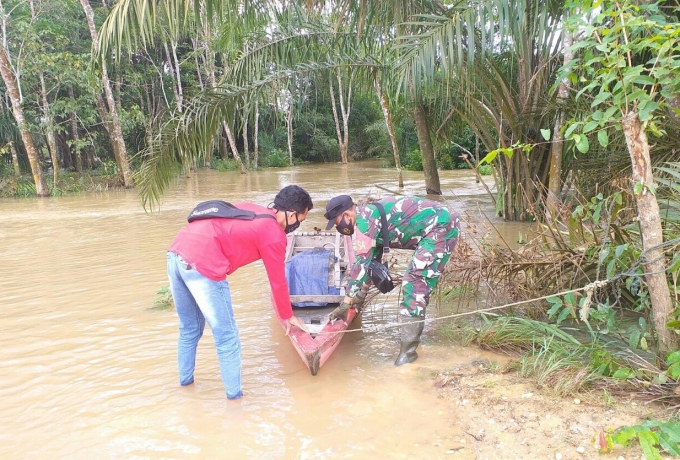 Babinsa Koramil 04/Pkl Kuras  Pantau Banjir Sungai Nilo Desa Lubuk Kembang Bunga