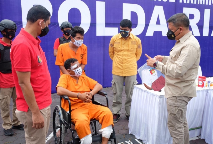 Polda Riau Gelar Konferensi Pers Ungkap Kasus Pembunuhan Pengusaha Rental Mobi