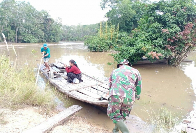 Babinsa Koramil 04/Pkl Kuras Bantu Warga Terdampak Banjir Sungai Nilo
