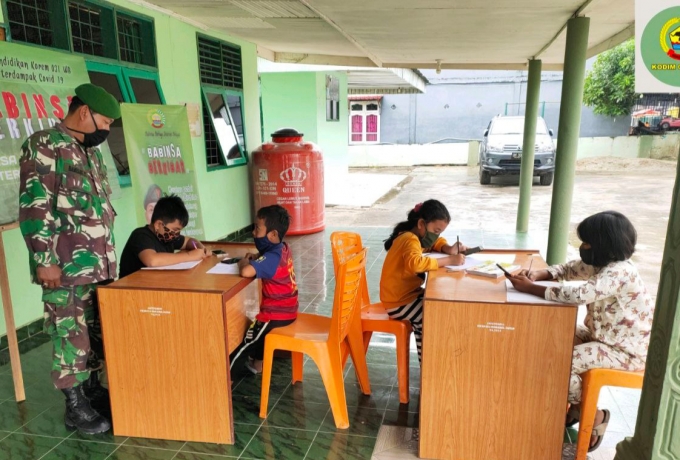 Babinsa Kodim 0313/ KPR di Kunto Darusalam Jalankan Program Babinsa Berkibar