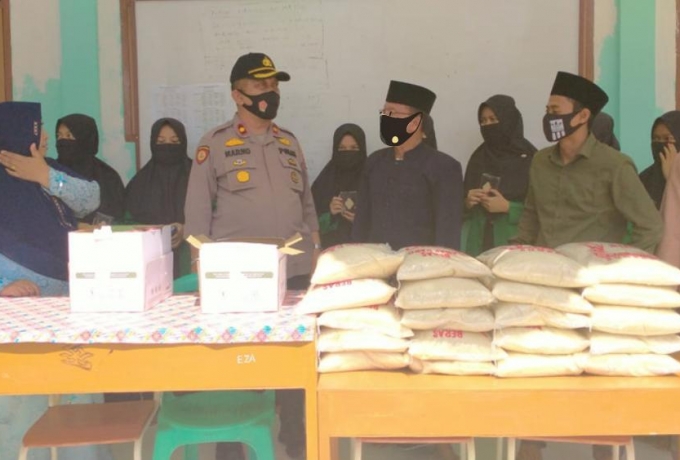 Kapolsek Tapung Bantu 100 Al-Qur'an dan 100 Kg Beras Untuk Pesantren Darul Quran Al Karim 