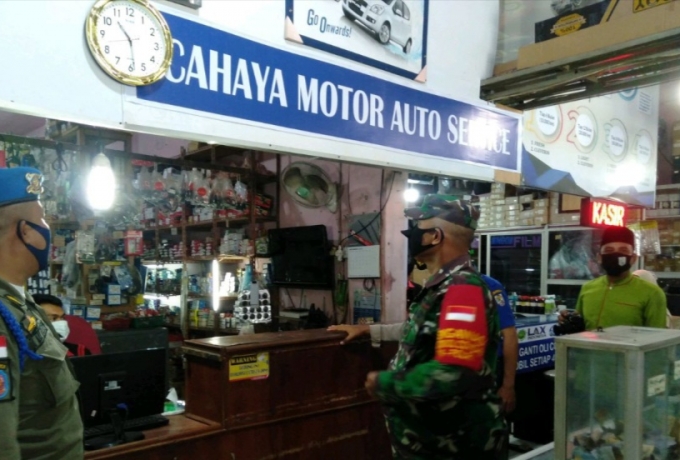 Gelar Operasi Yustisi, Babinsa Koramil 03 Bunut Ajak Warga Adaptasi Kebiasan Baru