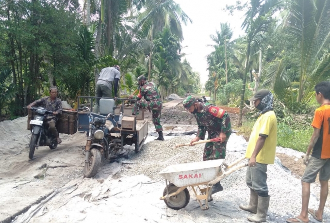 Memperlancar Aktifitas Masyarakat Babinsa Gotong Royong Semensasi Jalan