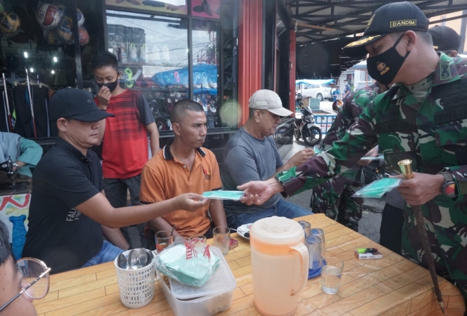 Kodim 0313/KPR Bagikan 4000 Masker di Kota Bangkinang dan Sekitarnya