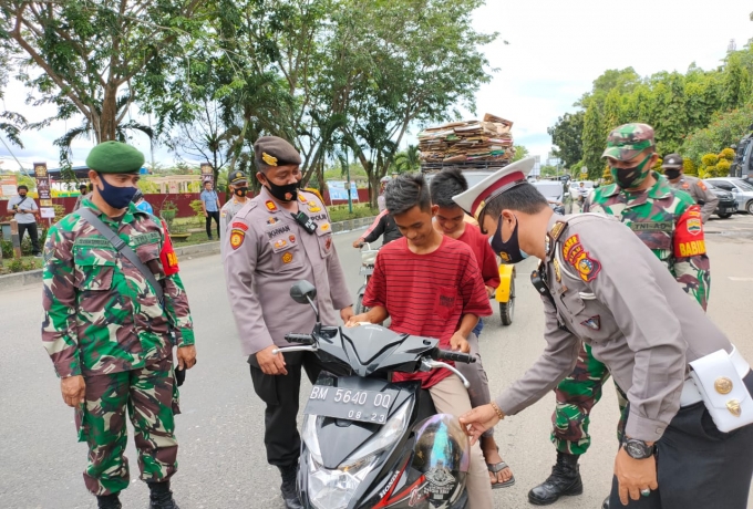 Mahasiswa dan Polisi di Kampar Bagikan 1000 Masker kepada Masyarakat Saat Demo Tolak UU Cipta Kerja