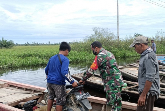 Babinsa Bantu Warga Terdampak Banjir di Desa Kasang Padang 