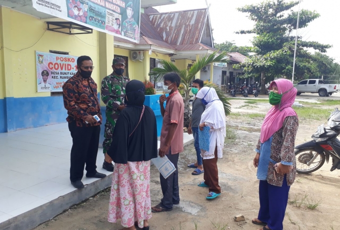 Sertu Irian Azwir Babinsa Koramil 07/Kampar dampingi Penyaluran Bantuan Sosial Tunai Tahap Vll