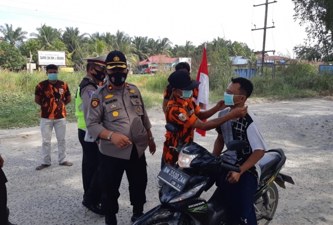 Kapolsek Tapung Bersama Pemuda Pancasila Bagikan 2000 Masker Dalam Rangka Ops Zebra 2020