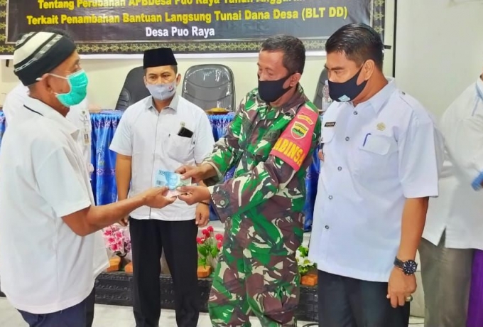 Babinsa Puo Raya Dampingi dan Amankan Penyaluran BLT DD   
