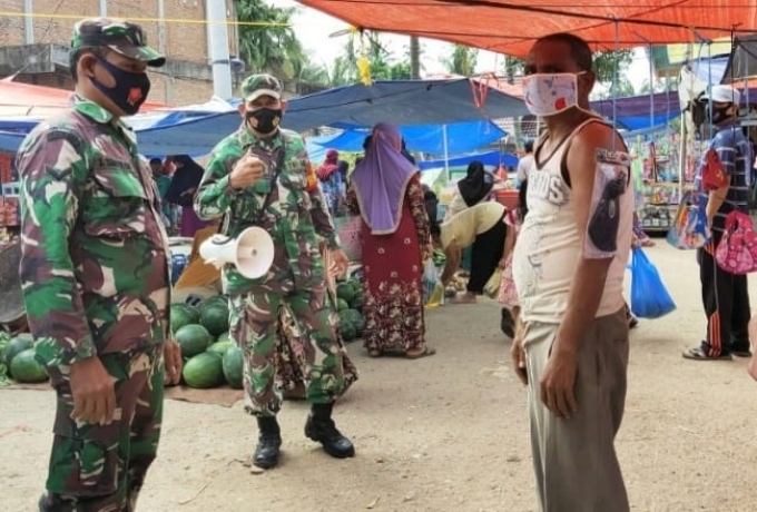 Babinsa Lakukan Sosialisasi Protokol Kesehatan di Pasar Tradisional Kecamatan Tambusai