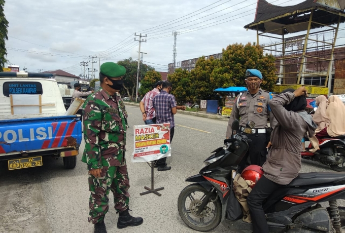 Terapkan Protokol Kesehan, Babinsa Koramil 07/Kampar Bersama Polri  Razia masker Di Jalan Lintas
