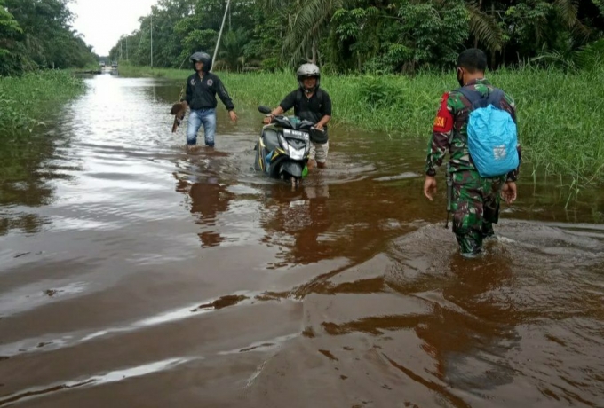 Sungai Kampar Mulai Meluap Babinsa Kodim 0313/KPR Koramil 09/Langgam Terus Pantau Kondisi Air