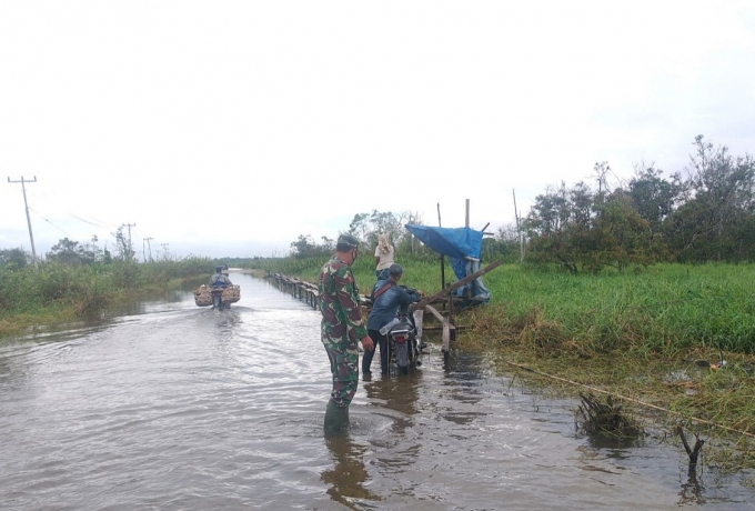 Koptu Yuliarno Pantau Jalan Desa Sontang Menuju Desa Kasang Padang Rohul