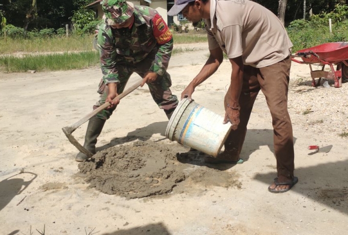 Babinsa Kodim 0313/KPR Koramil 09/Langgam Bantu Rehap Rumah Warga