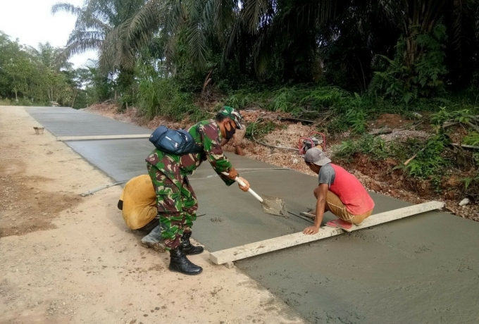 Jalin Keakraban, Babinsa Gotong Royong Bersama Warga Cor Jalan Desa 