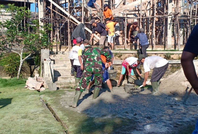 Gotong Royong Bersama Warga, Pelda Mardianto Babinsa Air Panas Koramil 13/Rokan Dirikan Mushala.