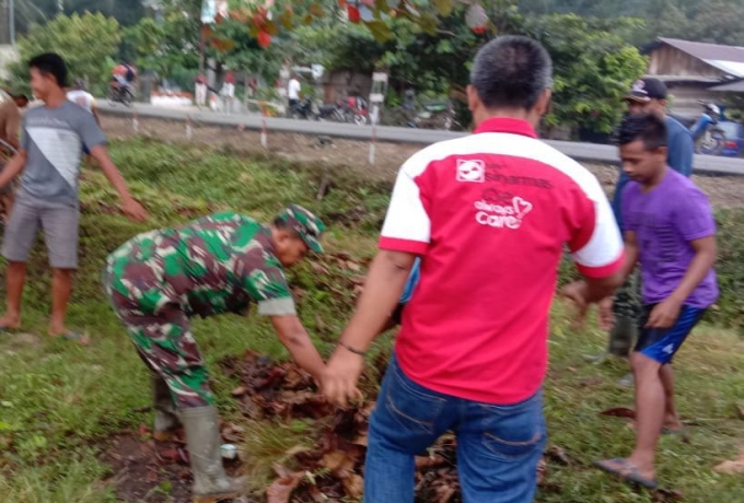 Babinsa Koramil 07/Kampar Kodim 0313/Kpr Goro Bersama Warga Desa Kayu Aro