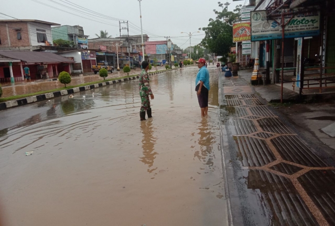 Babinsa Koramil 02 Rambah Pantau Banjir di Desa Babussalam