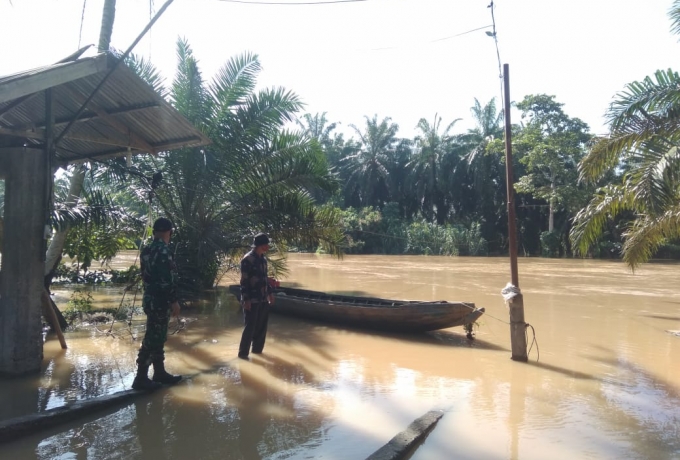 Antisipasi Banjir Kiriman Babinsa Lakukan Pemantauan Debit Air Sungai Batang Sosah