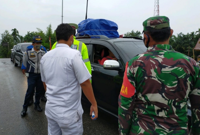 Anggota Koramil 11/Tambusai Cek Suhu Tubuh Pengendara dan Edukasi Tentang Protokol Kesehatan
