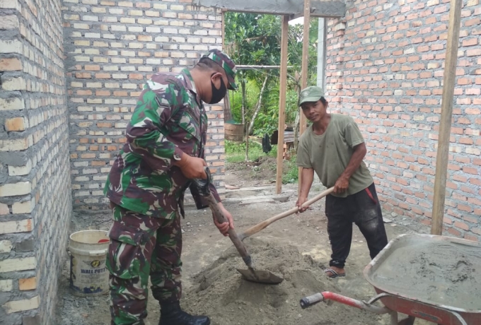 Kerja Nyata Serda Gede Budiarma Bantu Warga Pembuatan Rumah