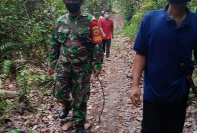 Cegah Karhutla, Babinsa Koramil 05/ Kampar Kiri Kodim 0313/Kpr Melaksanakan Patroli 