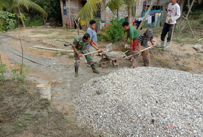 Babinsa Koramil 09/Langgam Kodim 0313/Kpr Selalu Ada Hadir Tengah Tengah Warga Dalam Setiap Kegiatan