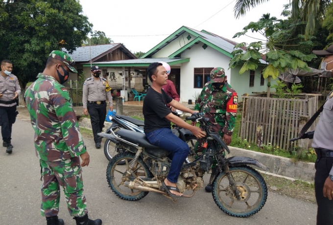 Gelar Patroli Yustisi, Serda Hardianto Babinsa Koramil 13/Rokan Stop Pengendara Tanpa Menggunakan Ma