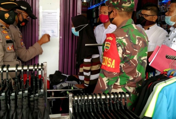 Cegah Penyebaran Covid 19, Babinsa Koramil 08/Tandun Bantu Pasang Himbauan