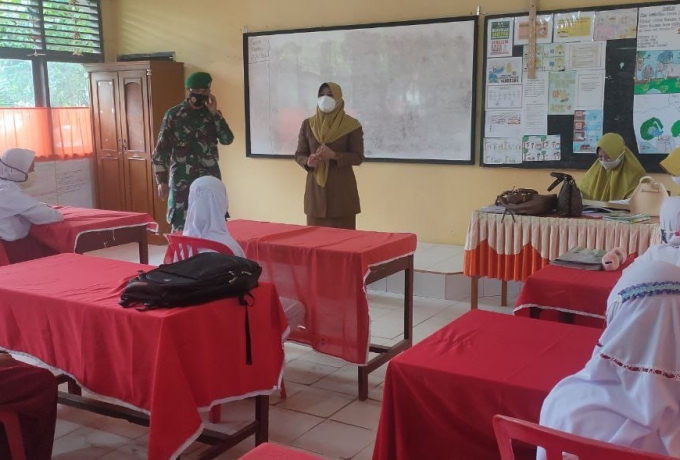 Babinsa Dampingi Petugas Kesehatan Penerapan Protokol Kesehatan di Sekolah