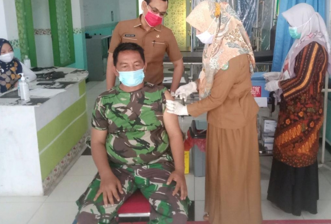 Danramil 14/Kepenuhan Kodim 0313/Kpr Kapten Inf Hendra P. Barus Melaksanakan Vaksinasi Covid -19