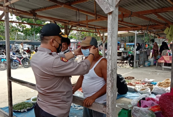Tindak Lanjuti Program 100 Hari Kapolri, Polres Kampar dan Polsek Jajaran Tiap Hari Bagikan Masker