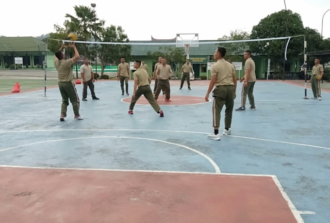 Guna Menjaga Kebugaran Fisik, Anggota Kodim 0313/KPR Olahraga Bola Voli