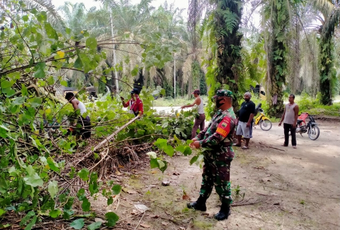 Jumat Bersih, Babinsa Koramil 01/Bkn Gotong Royong Bersama Warga Binaan