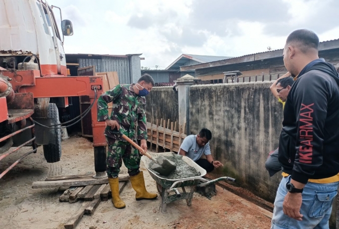 Jalin Kebersamaan, Babinsa Batu Langka Kecil Bantu Pengecoran Masjid